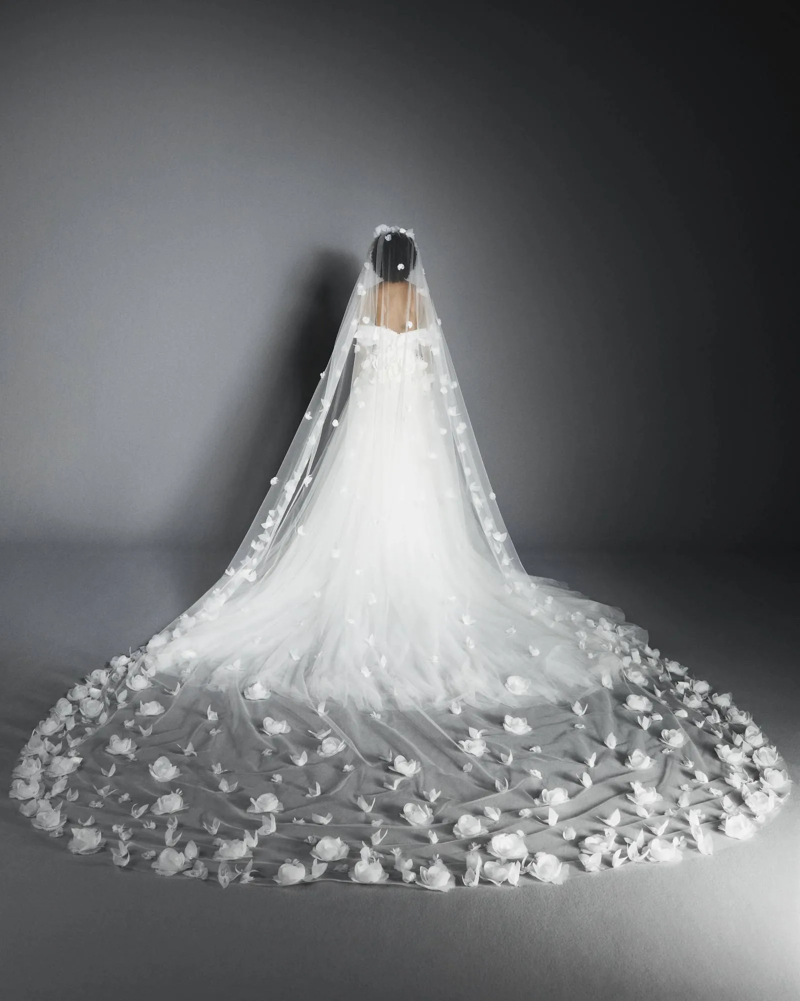 VRM411V - ROMANTIC FLOWER GARDEN VEIL