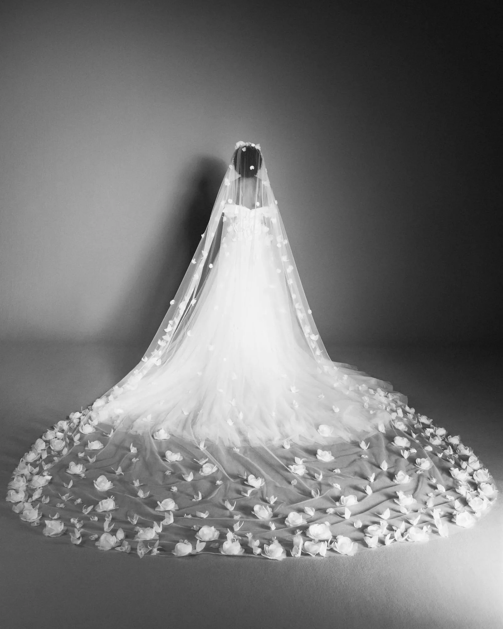 VRM411V - ROMANTIC FLOWER GARDEN VEIL